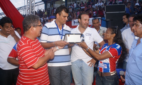 Junior recebe homenagem da FBF