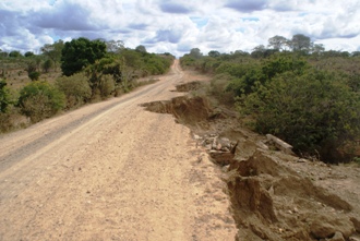 erosão na estrada salgadalia araci - foto-raimundo mascarenhas