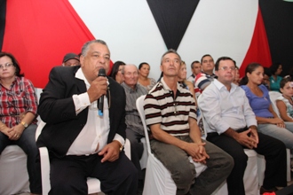 Arismário (discurso) Carlinhos (vice) ao seu lado Ney do Banco
