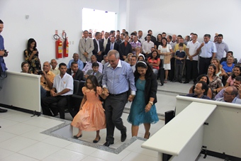 Amado Cunha acompanhado da esposa e neta para receber o diploma