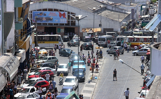 Neste ânglo é visivel a movimentação de estacionamento de supermercados e lojas