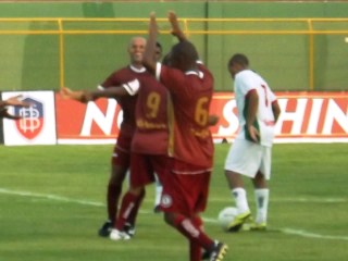 Atletas do Jacuipense comemoram gol de Nadson