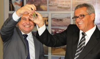 Momento em que Junior passava as chaves da prefeitura a Nafitel em 1º de janeiro de 2013.