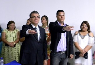 Ranulfo Gomes prestando juramento ao lado do vice Paulinho.