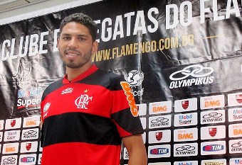O zagueiro sabe que a cobrança será muito maior, afinal a torcida do Fla é maior do Brasil. O Timão tem a segunda