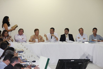 Encontro-de-Prefeitos-em-Tucano-mesa-foto-Raimundo-Mascarenhas.jpg