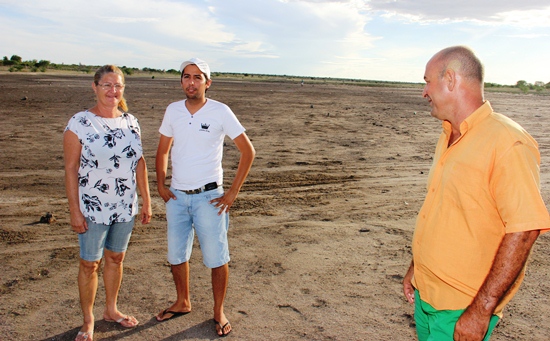 Os moradores estão ao meio do açude que mais parece um vários campos de futebol.