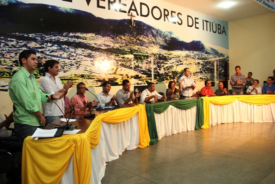 Almirinho (E) no momento da apresentação da adesão ao Consórcio. Ao seu lado Igor Nunes de Tucano, ao lado de Cecília Zenon Nunes e a direita da foto Assis.