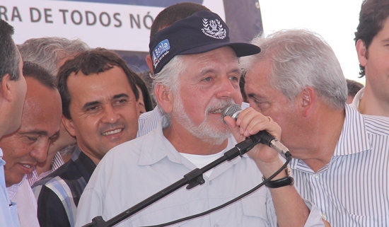 Otto que entende de reforma olhou para Gil para conferir.