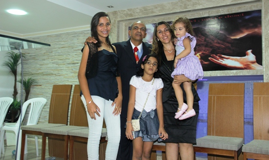 Pastor Almeida e família comemoram o grande momento