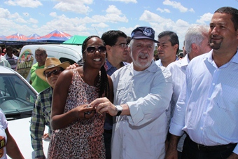 Um dos carros foi entregue a presidente da UNICAFES/BA Iara Andrade.