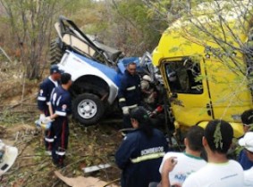 acidente envolvendo caminhão e viatura da CIPE Caatinga-2