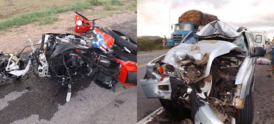 Moto e caminhonete ficaram totalmente destruídos.