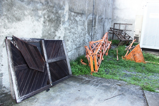 Portão caído e abandonado deixa o terreno totalmente desprotegido.