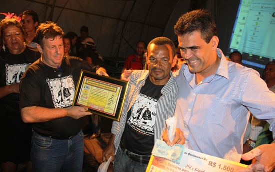 Prefeito Tarcísio paga prêmio a Josiel pelo primeiro lugar no concurso do hino do município.