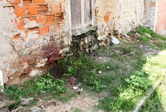 Moradores disseram que o sangue no muro é do jovem que teria corrido e caído mais a frente.
