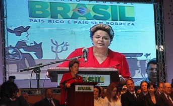 Dilma inicia seu discurso falando das manifestações no Brasil, ela diz que ouviu claramente a voz, e apoia a luta.