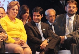 A cara de Valdir Pires logo atrás foi que não gostou nada de tanto aplauso para o prefeito do democratas.