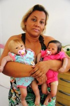 Lara (E) e Olívia são bebês com idades entre dois e três meses.
