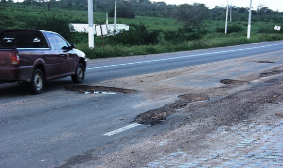 Este imenso buraco fica na entrada de um posto de combustíveis e os motoristas acabam saindo para a contra mão.
