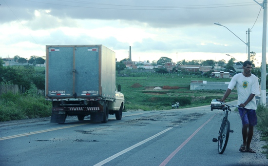 Neste momento um carro passou pelo acostamento e o baú pela contra mão para se livrem de um conjunto de buracos em frente a subestação da COELBA