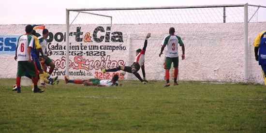 Moisés deu início a goleada.
