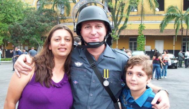 Luiz Marcelo Pesseghini (centro) ao lado da mulher e do filho de 13 anos