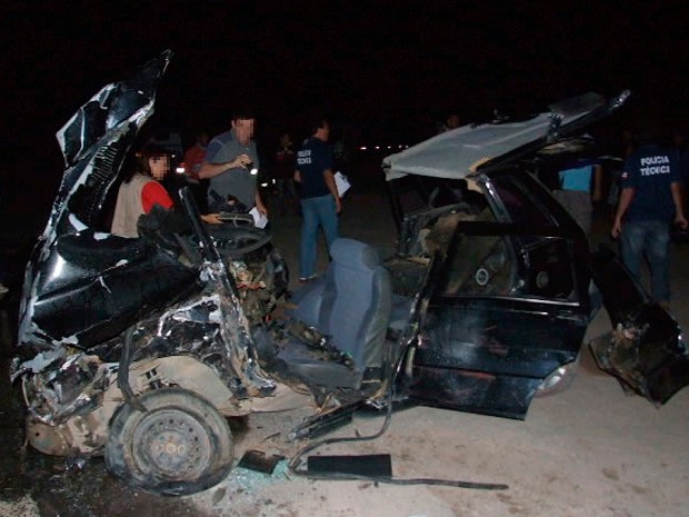 Carro ficou totalmente destruído em acidente na BR-101, em Teixeira de Freitas (Foto: Site Teixeira News)