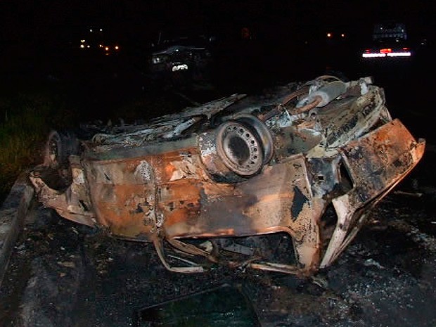 Outro veículo envolvido no acidente pegou fogo (Foto: Site Teixeira News)