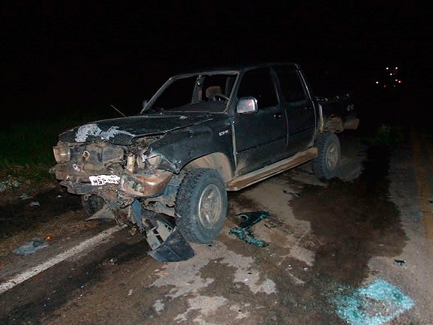 Caminhonete ficou com a frente destruída (Foto: Site Teixeira News)