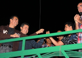 Prefeito e vice entregam a chave do Fiat Uno ao gestor do Distrito.