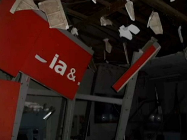 Após assalto a banco, funerária tem caixão levado na cidade de Saúde (Foto: Reprodução / TV Bahia)