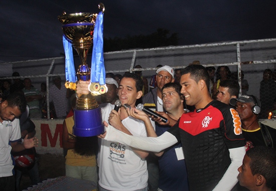 O troféu de Campeão levou o nome do ex-prefeito Adevaldo Martins e foi entregue ao capitão do time o goleiro Wallison, pelo prefeito André Martins filho do homenageado.