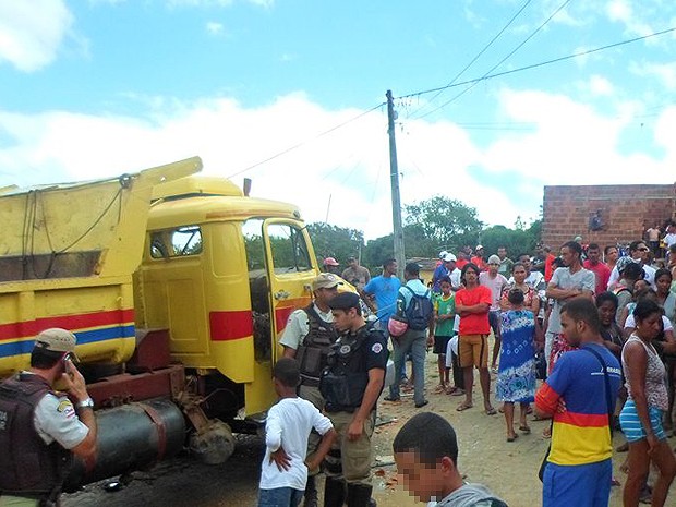 Caminhão atropela quatro crianças em Itapetinga, duas morreram na hora e duas foram levadas para hospital (Foto: Tiago Botino/ Itapetinga Agora.com)