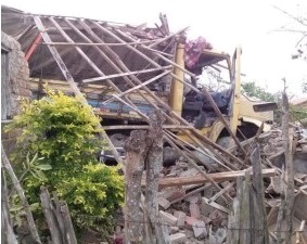 A residência ficou totalmente destruída