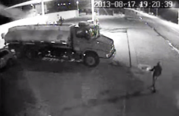 O assassino passa pelo local onde Demétrius estava até às 19h, com o vasilhame compra uma quantidade de gasolina e disfarçadamente passa pelas costas da vítima e atira a queima roupa.