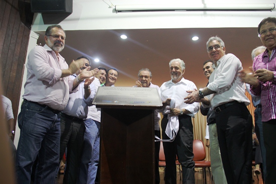 A placa de inauguração da ampliação do sistema de abastecimento de água foi descerrada no Centro Cultural.