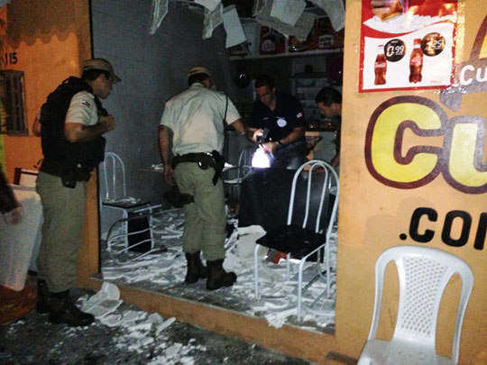Lanchonete estava cheia no momento do atentado (Foto: Big Boy da Divix)