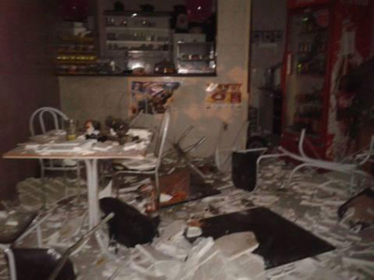 Impacto da bomba destruiu lanchonete no centro de Jacobina (Foto: Corino Urgente)
