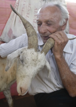 O aposentado Aparecido Castaldo, 74, diz que vai casar, no dia 13 de outubro, com a cabra Carmelita Vera Gonçalvez/Agência Bom Dia