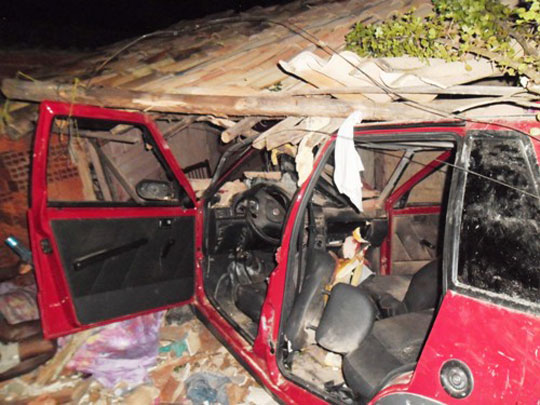 Menino foi atropelado pelo veículo, mãe dele estava dentro de casa e morreu (Foto: Aragão Notícias)