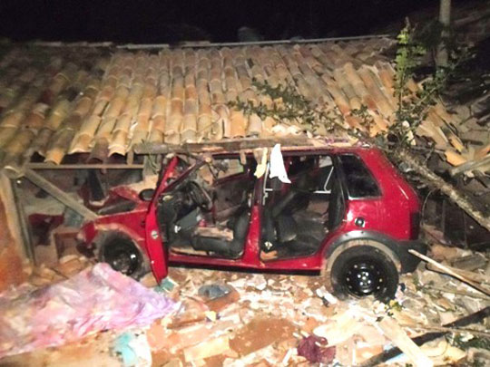 Motorista se feriu e ficou com uma estaca de madeira enfiada no peito (Foto: Aragão Notícias)