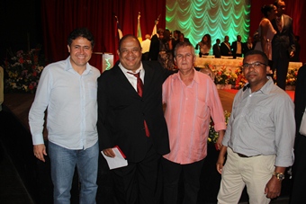 Alex ao lado de Edson foi acomapanhado dos empresários Robério e Niel