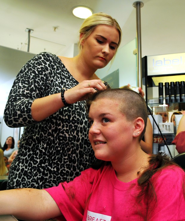 Charlotte Duggan no dia em que raspou o cabelo (Foto: Basingstoke Gazette/Solent News & Photo Agency)
