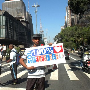Divulgador da Telexfree participa de manifestação em apoio à empresa na Avenida Paulista (SP), em 5 de agosto de 2013