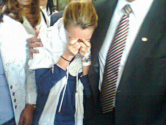 Kátia Vargas deixou Hospital Aliança na quinta-feira em viatura da Polícia Civil (Foto: Jurimar Soares)