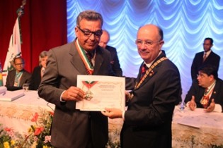 Ha duas semanas o deputado recebeu das mãos do prefeito um medalha em homenagem ao aniversário de Feira de Santana.