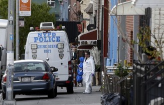 Polícia no local do tiroteio desta segunda-feira (11) no Brooklyn, em Nova York (Foto: Seth Wenig/AP)