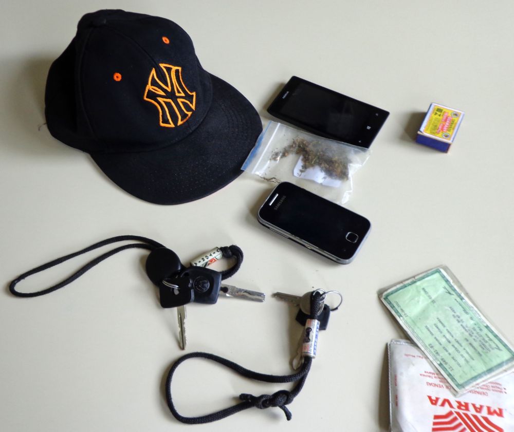 Droga e celulares apreendidos com os adolescentes Foto: Notícias de Santaluz