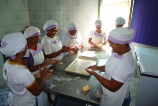 Mini-fábrica apoiada pelo Seminário de Parcerias hoje gera renda para 19 mulheres